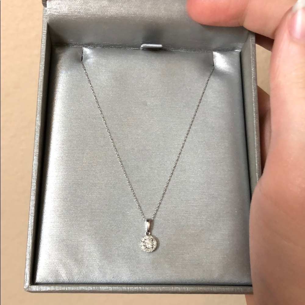 Beautiful Zales diamond necklace